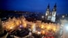 Різдвяний базар на Старомістській площі в Празі, вигляд із вежі ратуші