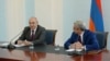 Президент Армении Серж Саргсян (справа) и председатель Общественного совета Вазген Манукян, 24-июля 2014 г. 