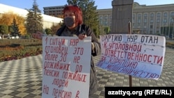 Орал тұрғыны Сандуғаш Мұхамбетжанова қала орталығында жалғыз адамдық пикет өткізіп тұр. 16 қазан 2021 жыл.