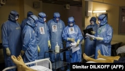 Բժիշկները Սկլիֆոսոֆսկու անվան ինստիտուտի կորոնավիրուսով հիվանդների բաժանմունքում, Մոսկվա, 21 հոկտեմբերի, 2021թ. 