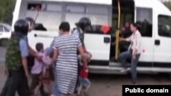"Фәйзрахманчы"ларның балаларын тартып алганда эчке эшләр идарәсе төшергән видеодан 