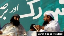 FILE: Hizb ul-Mujahideen chief Syed Salahuddin (L), speaking with Hafiz Muhammad Saeed, chief of the Jamaat-ud-Dawa during a protest in Islamabad.