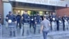 Pripadnici policije ispred zgrade Filozofskog fakulteta u Novom Sadu, dan nakon što je dekan Milivoj Alanović izbacio studente koji su blokirali taj fakultet, 27. avgust 2025. 