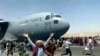  McDonnell Douglas/Boeing C-17 տեսակի ամերիկյան ռազմական տրանսպորտային ինքնաթիռը, որով մարդկանց տարհանում են Քաբուլից