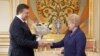 Президент Янукович зустрів президента Литви з букетом троянд