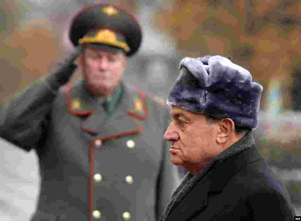 Мубарак возложил венок к могиле Неизвестного солдата в Москве в ноябре 2006 года 