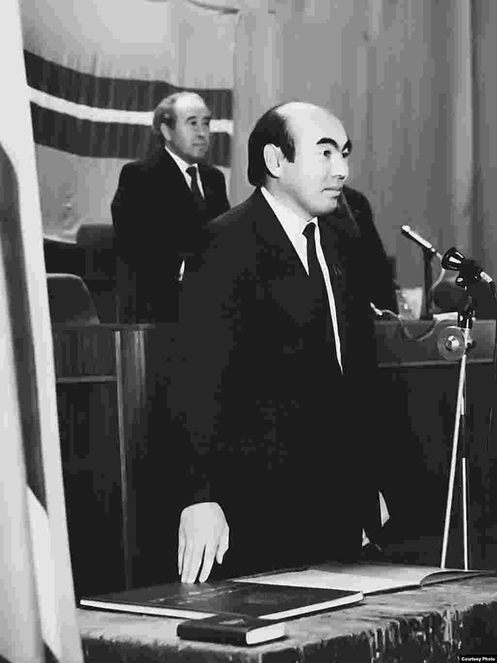Академик Аскар Акаев был избран первым президентом Кыргызстана. 27.10.1990. - Кандидат от оппозиционного демократического крыла, академик и депутат Съезда народных депутатов СССР Аскар Акаев (в переднем плане) был ибран первым президентом Кыргызстана парламентом данной республики в выборах на альтернативной основе. Сзади - Абсамат Масалиев, лидер Компартии Кыргызстана, который не смог быть избранным на вновь созданный пост Президента Кыргызстана. Фрунзе (Бишкек). 27 октября 1990 г. (Из архива газеты "Майдан"). Выборы в президенты произошли в условиях политической голодовки КДК против лидеров Компартии горной республики (за стенами здания парламента). 