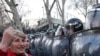 Армения – Войска полиции контролируют вход на площадь Свободы, Ереван, 17 марта 2011 г. 