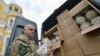 Волонтери пакують великодні паски солдатам на передову в Михайлівському соборі Києва, 7 квітня 2015 року
