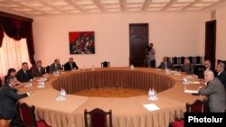 Диалог между представителями АНК и правящей коалиции