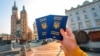 Для безвізових подорожей до Європи українцям буде достатньо лише біометричного закордонного паспорта, обіцяють дипломати