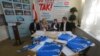 Актывісты кампаніі «Народны рэфэрэндум» Андрэй Дзьмітрыеў, Ірына Вештард, Аляксей Янукевіч і Юрась Губарэвіч з подпісамі за рэфэрэндум.