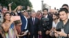 На фото с сайта президента Шавкат Мирзиёев (в центре) позирует с блогерами и журналистами в Самарканде в августе 2019 года.