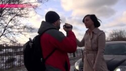 У Москві пішоходи зупиняють водіїв, які перетворюють тротуари на дороги (відео)