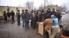 «Люди в біді» та Управління верховного комісара ООН у справах біженців роздають у Нікішиному Донецької області ковдри та продуктові набори
