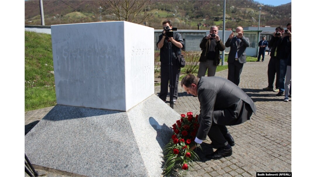 Tabaković podsjeća da je Dodik "priznao genocid, pa ga onda toliko iznegirao" (Foto: Dodik u Potočarima 2015.