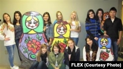 FLEX programmasyna gatnaşýan studentler Miçigianda, Kalamazodaky Rus festiwalynda, 2013.