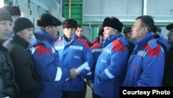 Рабочие сервисных предприятий на встрече с с председателем правления «КазМунайГаз» Сауатом Мынбаевым и вице-министром энергетики Узакбаем Карабалиным (в центре). Месторождение Каламкас, 10 января 2015 года. Фото из газеты «Не хабар?!»