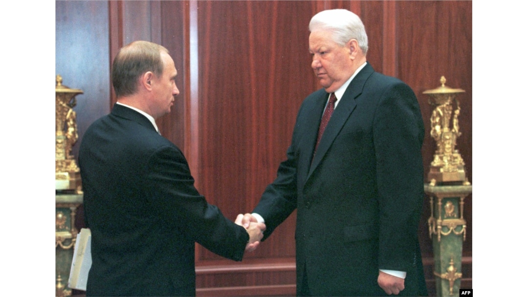 Ruski predsednik Boris Jeljcin, rukuje se sa tadašnjim šefom Federalne službe bezbednosti Rusije (FSB) 6. jula 1999.