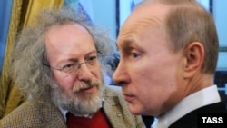 Premierul Vladimir Putin și Aleksei Venediktov, fostul redactor șef al Ekho Moskvy în ianuarie 2012