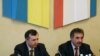 Анатолій Гриценко (у центрі)