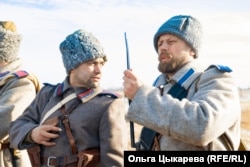 Participants in the reenactment of the Volochayevka Operation prepare their weapons.