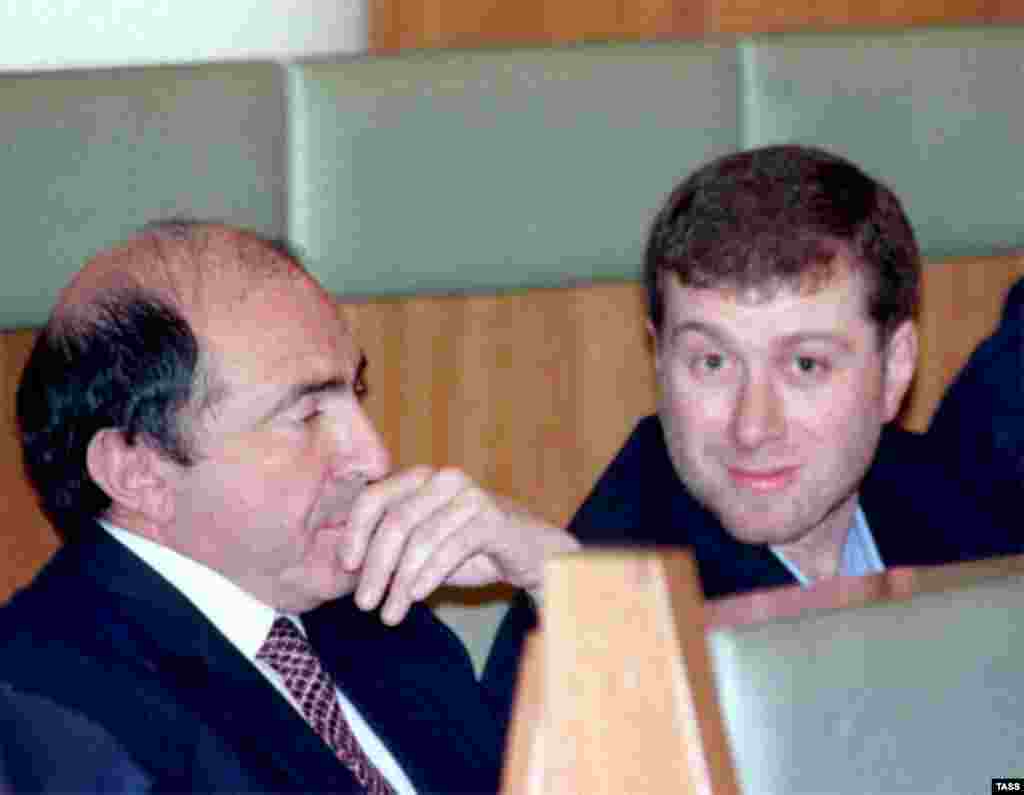 Березовский (сулда) 1999 елның декабрендә Дума депутатлары белән очрашу вакытында икенче бер олигарх Роман Абрамович белән.