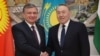Өзбек президенти Шавкат Мирзиёев (солдо) жана казак лидери Нурсултан Назарбаев Астанадагы саммитте, 15-март 2018-жыл.