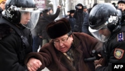 Полицейские задерживают оппозиционного активиста Серика Сапаргали. Алматы, 17 декабря 2011 года.