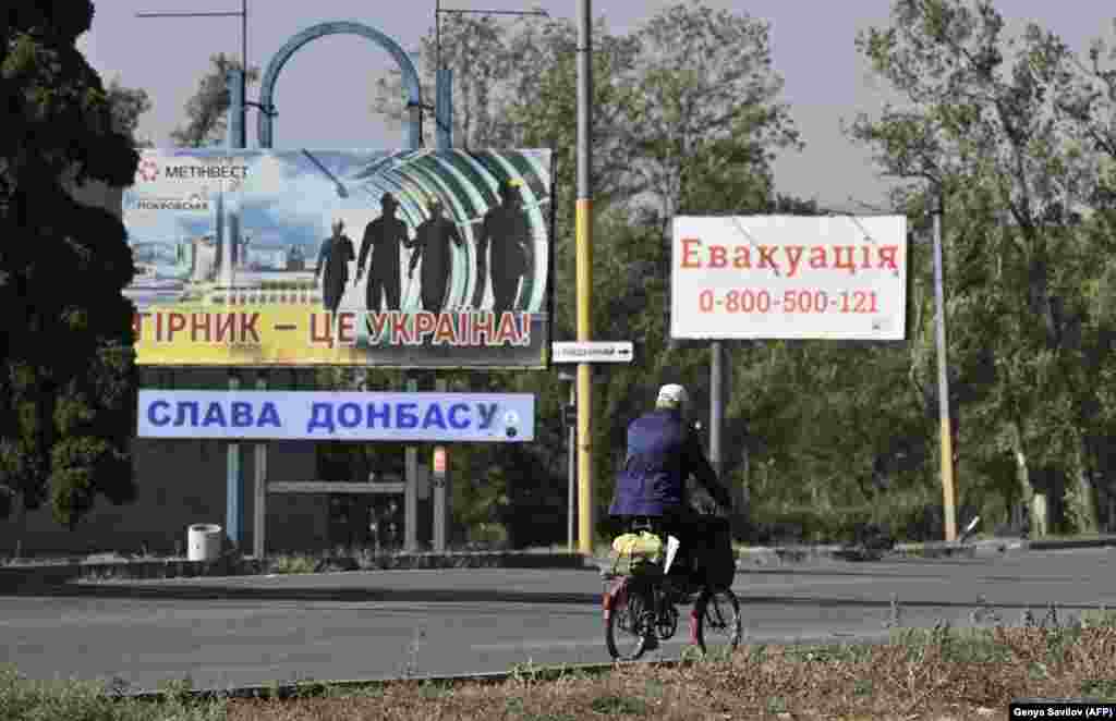Указатели в Покровске. На знаке справа указан номер телефона для желающих эвакуироваться По состоянию на 4 октября, в городе остаются около 13 тысяч человек 