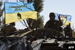 Боєць добровольчого батальйону «Азов» на околиці Маріуполя