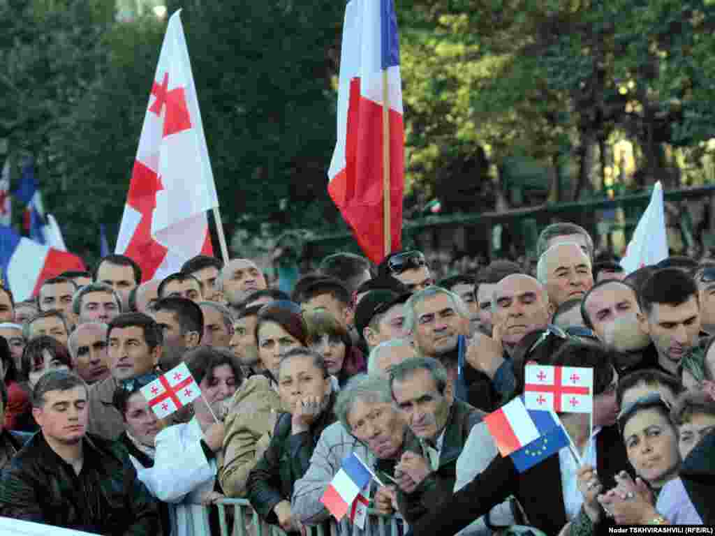 თავისუფლების მოედანზე ათასობით მოქალაქე შეიკრიბა