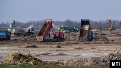 Munkagépek dolgoznak a leendő CATL akkumulátorgyár területén a Déli Ipari Parkban Debrecen közelében 2023. február 23-án