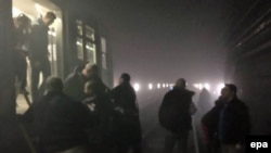А з зупинених потягів пасажирів виводили тунелями через сусідні станції