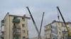 Рятувальники працюють на місці вибуху газу у багатоквартирному будиноку в Євпаторії, 25 грудня 2008 року