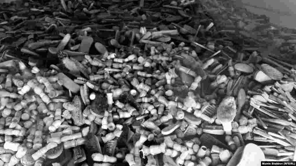  Аушвиц-Биркенау Пачалихъияб музеялъул экспозициялъул фрагмент. Жанир тIамуразул рацIа-ракъалъиялъул тIагIелал. 