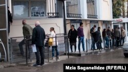 ხალხის რიგი შვეიცარიის საელჩოსთან, თბილისში