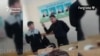 Videoni olgan o‘quvchi qizning Ozodlikka aytishicha, voqea 25 noyabr kuni Farg‘ona shahridagi 3-maktabning 11-sinfida sodir bo‘lgan, chaqiruvga qadar boshlang‘ich tayyorgarlik fani o‘qituvchisi o‘quvchilarni kelmagani uchun kaltaklagan.