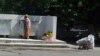 В Туркменабате снова растёт число людей, роющихся в мусорных баках