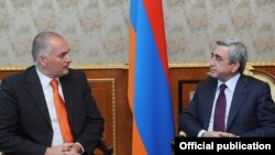 Президент Армении Серж Саргсян (справа) принимает Акселя Фишера, Ереван, 20 июля 2011 г. 