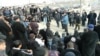 Губернатор Баткенской области Раззаков встречается с местными жителями после пограничного инцидента.