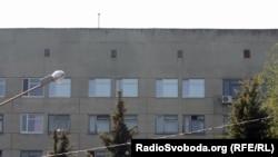 За цими вікнами на п’ятому поверсі відбувається лежача акція протесту Юлії Тимошенко