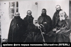 По центру – митрополит Андрей Шептицький, праворуч – отець Климентій Шептицький