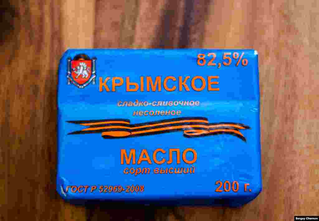 Этот бренд явно рассчитан на патриотически настроенного покупателя. Кстати, в продаже есть и похожим образом оформленная водка "Крымская". Оба продукта производятся в Севастополе. 