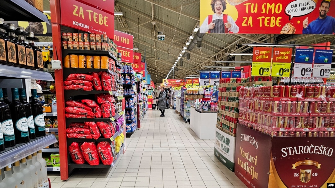 Poluprazan supermarket u Zagrebu tokom bojkota trgovina širom zemlje u znak protesta zbog rasta cijena hrane i velike inflacije u Hrvatskoj, 24. januara 2025.