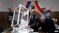 Сегодня в парламенте республики Южная Осетия был поднят вопрос о целесообразности использования штампов на избирательных участках