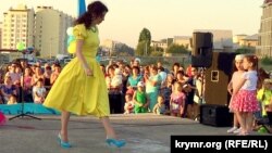 Дзяўчына ў колерах украінскага сьцягу. Сімфэропаль