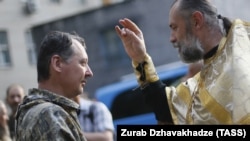 Священник Московского Патриархата благословляет полковника Игоря Гиркина, 2014 г.