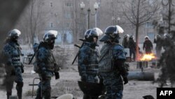 Полицейский патруль в Жанаозене. 18 декабря 2011 года.