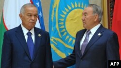 Первый президент Узбекистана Ислам Каримов (слева) и первый президент Казахстана Нурсултан Назарбаев на полях саммита Шанхайской организации сотрудничества в Бишкеке. 13 сентября 2023 года